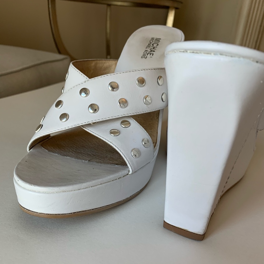 MICHAEL KORS WHITE STUDDED WEDGE SZ 8